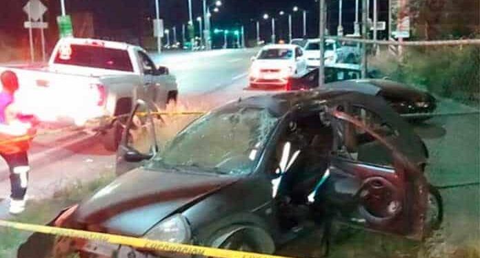 Fallece joven al chocar contra un semáforo y volcarse