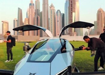 ¡El futuro nos alcanzó! “Auto volador” chino realiza su primer vuelo público en Dubái