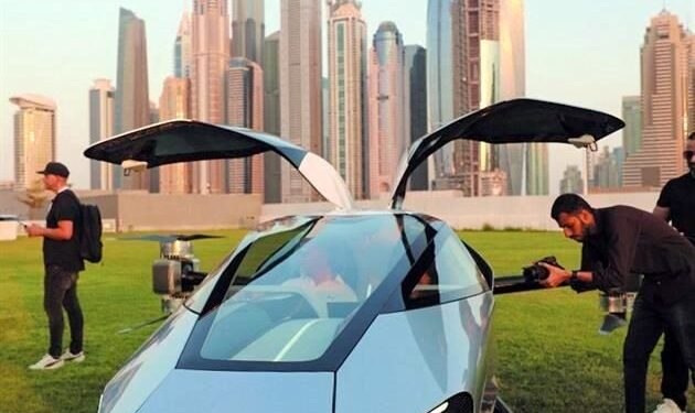 ¡El futuro nos alcanzó! “Auto volador” chino realiza su primer vuelo público en Dubái