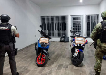 Detienen a 2 personas con 21 millones de pesos, 89 armas y miles de cartuchos