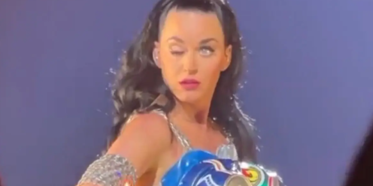 VIDEO | Katy Perry y el extraño vídeo donde su párpado se sale de control en el escenario