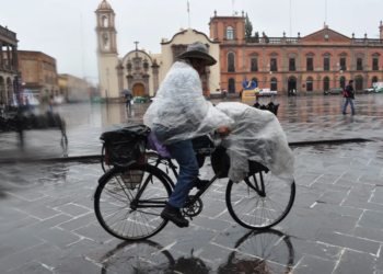 Día nublado con tormentas eléctricas dispersas