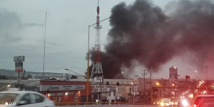 Registran de incendio cerca de Canal 13 esta mañana