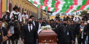 Habitantes de Villa de Reyes despidieron con mariachis y flores a Erika Briones