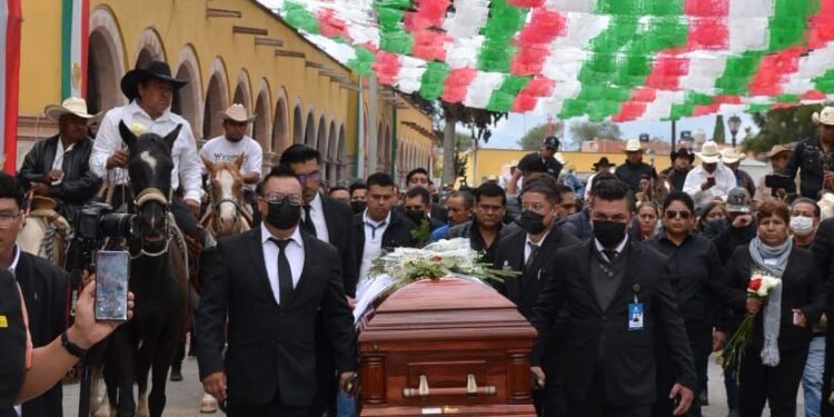 Habitantes de Villa de Reyes despidieron con mariachis y flores a Erika Briones