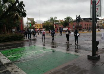 Estudiantes de la Facultad de Derecho bloquean cruce de Carranza y Reforma ante la falta de apoyo de la FGE