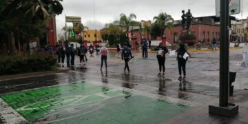 Estudiantes de la Facultad de Derecho bloquean cruce de Carranza y Reforma ante la falta de apoyo de la FGE
