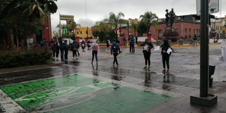 Estudiantes de la Facultad de Derecho bloquean cruce de Carranza y Reforma ante la falta de apoyo de la FGE