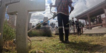 Ayuntamiento realiza mantenimiento y limpieza en el panteón del Saucito para el Día de Muertos