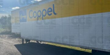 Roban mercancía de Coppel y abandonan el tráiler en la 57