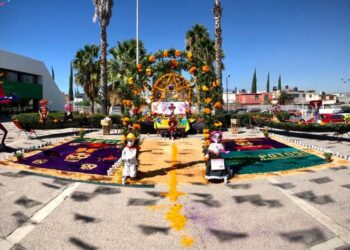 Autoridades educativas la tradición del Día de Muertos con altares monumentales