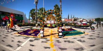 Autoridades educativas la tradición del Día de Muertos con altares monumentales