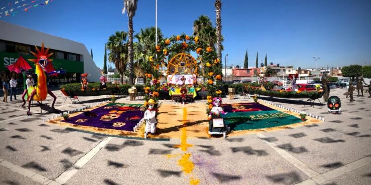 Autoridades educativas la tradición del Día de Muertos con altares monumentales