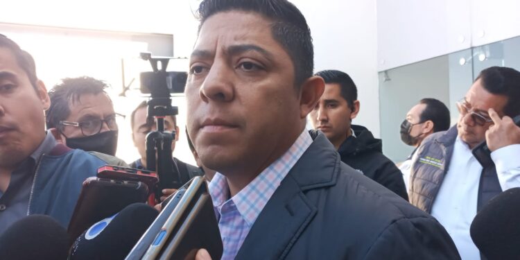 Por querer suspender clases este lunes el gobernador “regañó” a Crisogono Sánchez