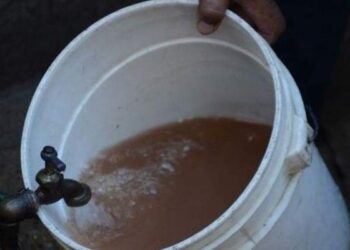 Vecinos de Fraccionamiento Torres del Santuario reportan agua contaminada