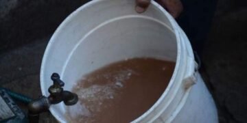 Vecinos de Fraccionamiento Torres del Santuario reportan agua contaminada