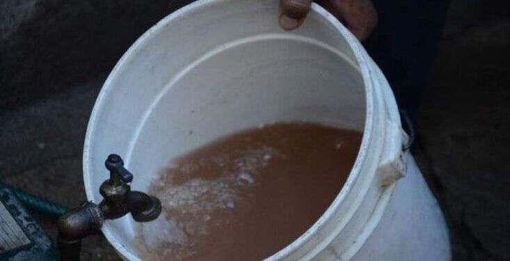 Vecinos de Fraccionamiento Torres del Santuario reportan agua contaminada