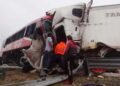 Un muerto y 9 heridos por choque entre dos autobuses y tráiler con migrantes en carretera SLP- Zacatecas