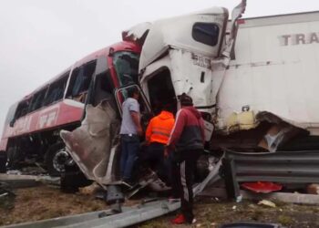 Un muerto y 9 heridos por choque entre dos autobuses y tráiler con migrantes en carretera SLP- Zacatecas
