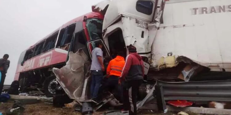 Un muerto y 9 heridos por choque entre dos autobuses y tráiler con migrantes en carretera SLP- Zacatecas
