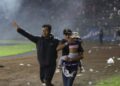 “Murieron en los brazos de los jugadores”: el relato de la estampida que dejó 125 muertos en un estadio de Indonesia