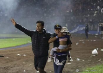 “Murieron en los brazos de los jugadores”: el relato de la estampida que dejó 125 muertos en un estadio de Indonesia