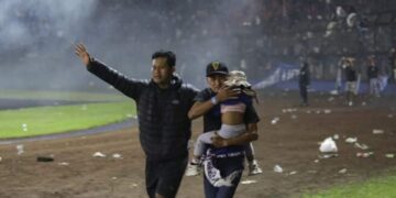 “Murieron en los brazos de los jugadores”: el relato de la estampida que dejó 125 muertos en un estadio de Indonesia