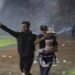 “Murieron en los brazos de los jugadores”: el relato de la estampida que dejó 125 muertos en un estadio de Indonesia