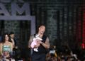 Los peluches del Dr. Simi quedaron atrás; Dwayne Jonhson recibió bebé en una premiere en México