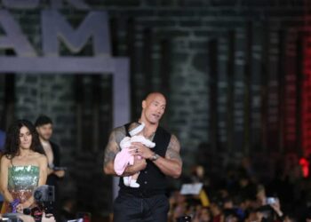 Los peluches del Dr. Simi quedaron atrás; Dwayne Jonhson recibió bebé en una premiere en México