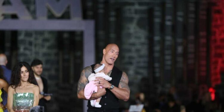 Los peluches del Dr. Simi quedaron atrás; Dwayne Jonhson recibió bebé en una premiere en México