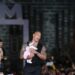Los peluches del Dr. Simi quedaron atrás; Dwayne Jonhson recibió bebé en una premiere en México