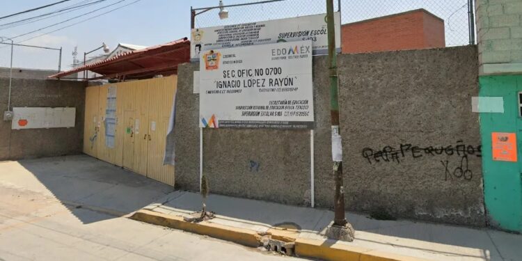 Le piden la tarea y alumno acuchilla a su maestra en secundaria de Chimalhuacán
