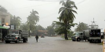 Huracán “Orlene” toca tierra; activan alerta roja en 10 municipios de Sinaloa y Nayarit