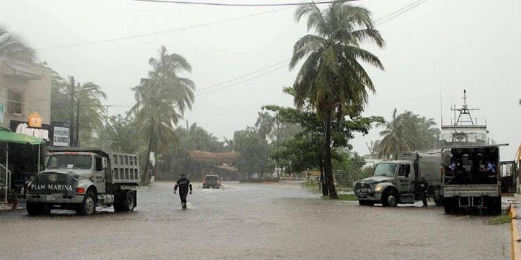 Huracán “Orlene” toca tierra; activan alerta roja en 10 municipios de Sinaloa y Nayarit