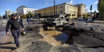 Rusia ataca con misiles la capital de Ucrania; hay 8 muertos