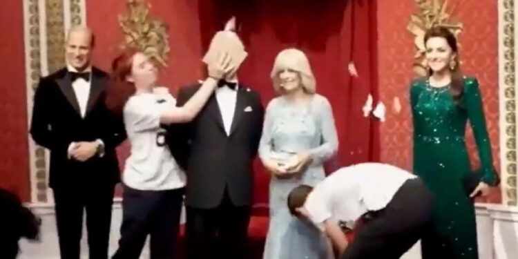 VIDEO| Activistas lanzaron pasteles contra la figura de cera del rey Carlos III