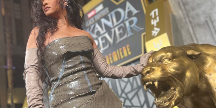 Rihanna re-aparece: así fue la alfombra roja de Black Panther