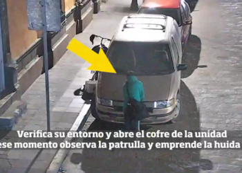 Cachan a hombre intentando robar la batería de un vehículo cerca del Centro Histórico