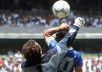 El balón tocado por “la mano de Dios” de Maradona es vendido por 2,36 millones de dólares