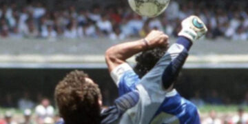 El balón tocado por “la mano de Dios” de Maradona es vendido por 2,36 millones de dólares