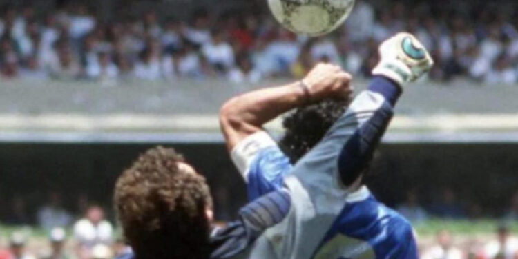El balón tocado por “la mano de Dios” de Maradona es vendido por 2,36 millones de dólares