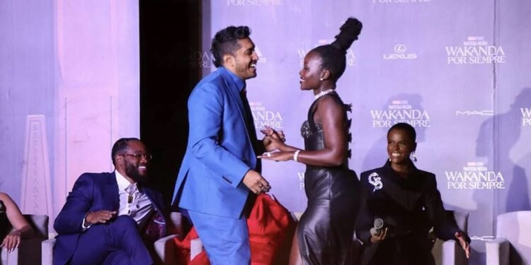 Lupita Nyong’o y Tenoch Huerta, celebraron bailando cumbia en el estreno de ‘Wakanda Forever’