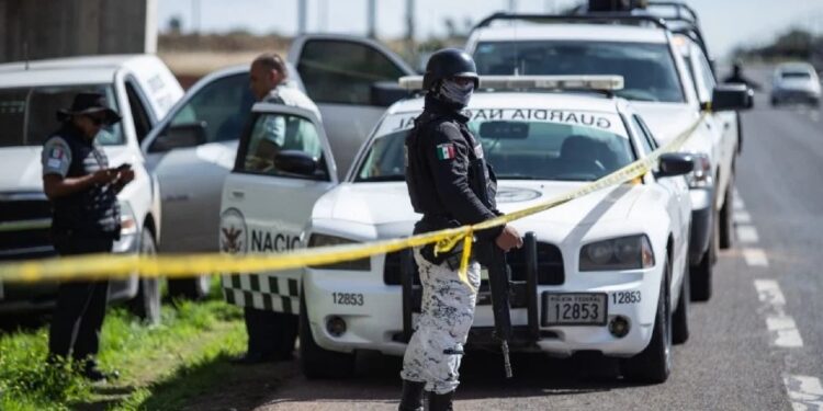 Jornada violenta en Nuevo León: Asesinan a hombre y dejan su cuerpo en un puente