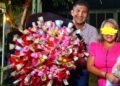 Gregorio Cruz, alcalde en Axtla de Terrazas, regaló más de 25 mil pesos en un ramo de rosas a su novia