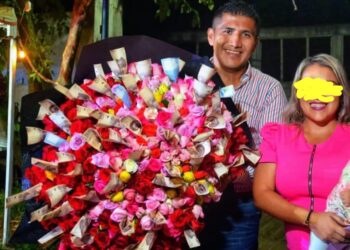 Gregorio Cruz, alcalde en Axtla de Terrazas, regaló más de 25 mil pesos en un ramo de rosas a su novia