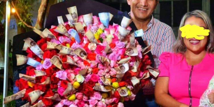 Gregorio Cruz, alcalde en Axtla de Terrazas, regaló más de 25 mil pesos en un ramo de rosas a su novia