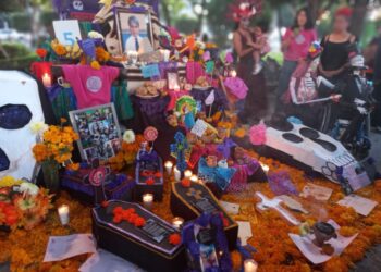 Con “Mi corazón te recuerda”, DIF viste de colores el jardín de Tequis con Altares de Muertos