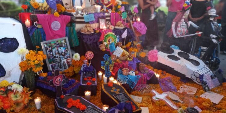 Con “Mi corazón te recuerda”, DIF viste de colores el jardín de Tequis con Altares de Muertos