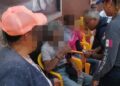 Auxilian a visitantes del pante´on del Saucito por ataque de enjambre abejas